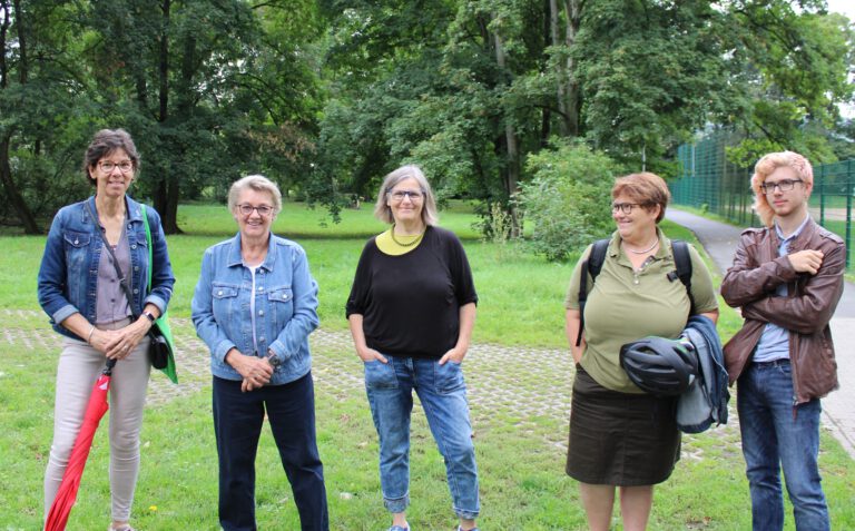 Bundestagswahlkampf nimmt Fahrt auf: Kordula Schulz-Asche zu Besuch in Kriftel, Informationsmaterial zur Wahl und ein  erster Infostand mit Solarmodul